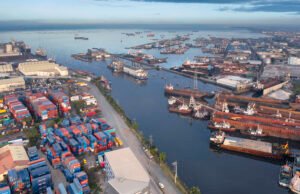 Navio gigante carregado com POEIRA RADIOATIVA encalhado na costa Navio gigante carregado com POEIRA RADIOATIVA encalhado na costa