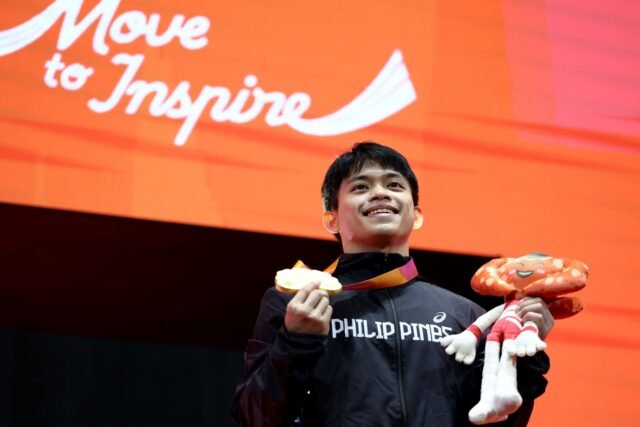 “O universo tinha grandes planos” - a namorada de Carlos Yulo escreve uma mensagem comovente enquanto ele ganha 2 medalhas no Campeonato Mundial de Ginástica de 2025
