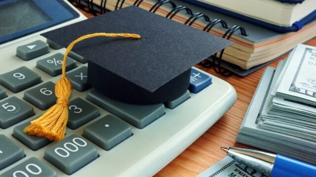 Os defensores comemoram quando o administrador de Trump concorda com o acordo de perdão de empréstimos estudantis
