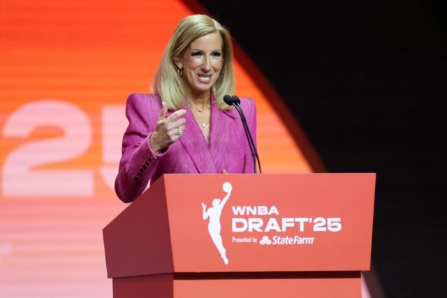 Os fãs da WNBA entram em erupção como Cathy Engelbert, provavelmente sai como comissário da WNBA em meio ao caos
