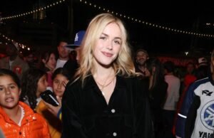 Os fundamentos do Halloween de Kiernan Shipka incluem filmes de terror, doces e sono de beleza antes de uma festa à fantasia Os fundamentos do Halloween de Kiernan Shipka incluem filmes de terror, doces e sono de beleza antes de uma festa à fantasia