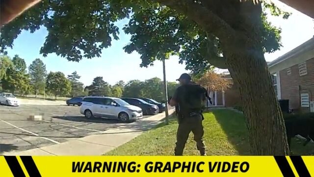 Os policiais retiram o atirador que atirou
