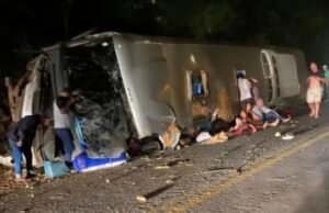 Pelo menos 25 mortos e dezenas de feridos depois que um ônibus pegou fogo em um terrível acidente na Índia Pelo menos 25 mortos e dezenas de feridos depois que um ônibus pegou fogo em um terrível acidente na Índia