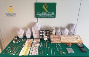 Policiais prendem gangue roubando malas no principal aeroporto de Brit Hols depois que centenas de passageiros tiveram objetos de valor roubados Policiais prendem gangue roubando malas no principal aeroporto de Brit Hols depois que centenas de passageiros tiveram objetos de valor roubados