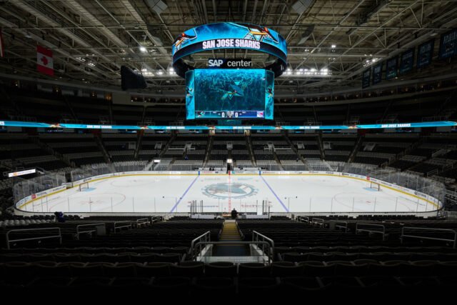 Que mensagem de apoio ao ICE "redigida de forma ofensiva" foi exibida no jumbotron do SJ Sharks?
