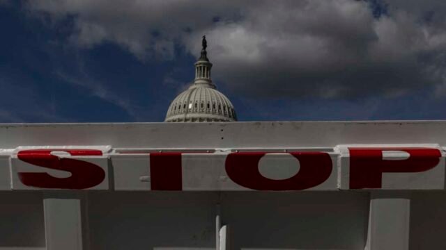 Relatório de empregos atrasado; Trump Pressões Universidades: NPR
