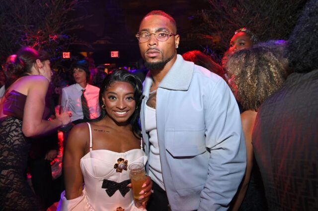 Simone-Biles-posa-em-uma-bolsa-de-marca-multibilionaria-enquanto.jpg Simone Biles posa em uma bolsa de marca multibilionária enquanto mostra os destaques do passeio VIP da NFL em apoio ao marido Jonathan Owens