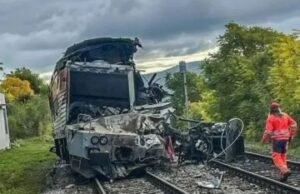 Trem transportando 400 pessoas bate em um caminhão de frutas, fazendo peras voarem depois que o motorista desastrado cruza os trilhos… mas dá ré Trem transportando 400 pessoas bate em um caminhão de frutas, fazendo peras voarem depois que o motorista desastrado cruza os trilhos... mas dá ré