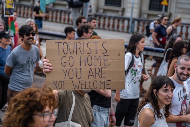 Turistas britânicos que se dirigem ao principal hotspot espanhol enfrentam imposto de 15 euros por DIA sob o plano anti-turismo de choque dos sindicatos militantes
