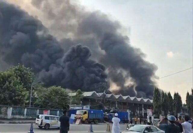 Um enorme inferno envolve o terminal no aeroporto de Bangladesh enquanto os bombeiros lutam para conter as chamas e todos os voos são suspensos

