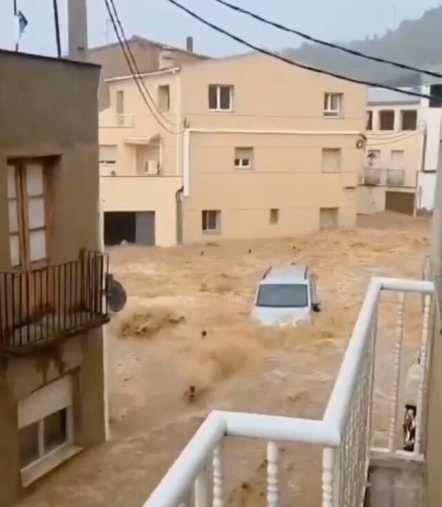 Veja as estradas na costa espanhola de férias se transformarem em rios barulhentos enquanto MILHARES foram evacuados para abrigos em meio ao inferno da tempestade Alice
