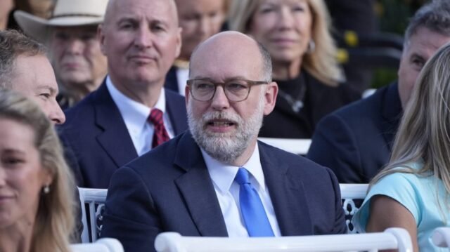 Vought: Corpo do Exército interrompendo US$ 11 bilhões em projetos em 4 cidades democratas
