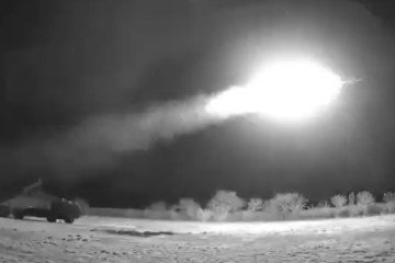 A-Russia-ataca-Kiev-com-centenas-de-drones-matando-seis.jpg A Rússia ataca Kiev com centenas de drones matando seis e ferindo dezenas enquanto prédio de apartamentos é atingido diretamente