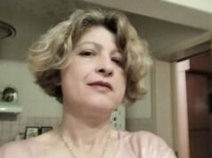 Baker, 49, morreu estrangulada depois que seu cachecol ficou preso na máquina de amassar enquanto ela o limpava Baker, 49, morreu estrangulada depois que seu cachecol ficou preso na máquina de amassar enquanto ela o limpava