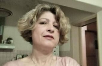 Baker, 49, morreu estrangulada depois que seu cachecol ficou preso na máquina de amassar enquanto ela o limpava Baker, 49, morreu estrangulada depois que seu cachecol ficou preso na máquina de amassar enquanto ela o limpava