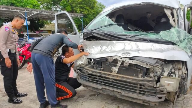 Cinco-turistas-mortos-em-um-local-de-ferias-depois-que.jpg Cinco turistas mortos em um local de férias depois que um ônibus alugado bateu em uma árvore e caiu em uma ravina