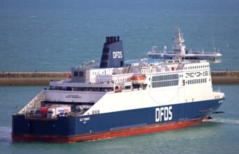 Crianças saíram gritando enquanto ‘pornografia hardcore’ era exibida na TV para famílias horrorizadas no salão da balsa voltando para o Reino Unido Crianças saíram gritando enquanto 'pornografia hardcore' era exibida na TV para famílias horrorizadas no salão da balsa voltando para o Reino Unido