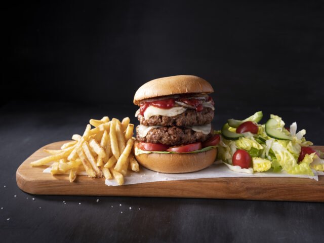 Diner-22-anos-luta-pela-vida-depois-de-tentar-engolir.jpg Diner, 22 anos, luta pela vida depois de tentar engolir um hambúrguer inteiro 'de brincadeira', deixando-o na UTI