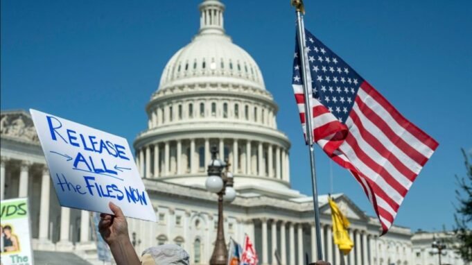 Epstein alega que Trump ‘sabia sobre as meninas’ em e-mails divulgados pelos democratas da Câmara Epstein alega que Trump ‘sabia sobre as meninas’ em e-mails divulgados pelos democratas da Câmara