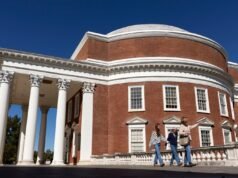 Ex-presidente da UVA acusa DOJ de exigir sua demissão sob ameaça de cortes de financiamento Ex-presidente da UVA acusa DOJ de exigir sua demissão sob ameaça de cortes de financiamento