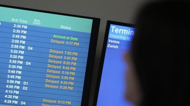 FAA relata aumento de chamadas de controladores de tráfego aéreo conforme a paralisação entra no segundo mês
