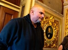 Fetterman compartilha foto de ferimentos no rosto após queda e hospitalização Fetterman compartilha foto de ferimentos no rosto após queda e hospitalização