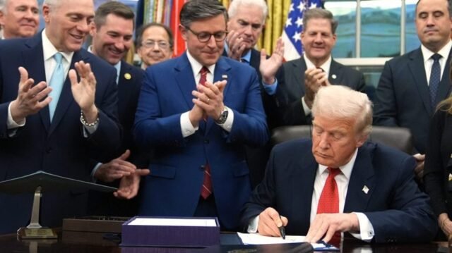 Funcionários federais devem começar a receber contracheques no sábado
