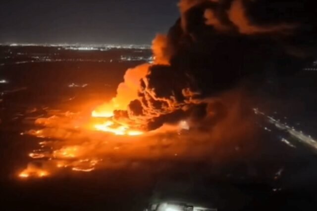 Grande-explosao-atinge-parque-industrial-proximo-ao-principal-aeroporto-da.jpg Grande explosão atinge parque industrial próximo ao principal aeroporto da Argentina, com voos atrasados e cancelados