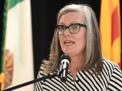 Hobbs pescoço a pescoço com potenciais rivais do Partido Republicano na corrida para governador do Arizona: pesquisa Hobbs pescoço a pescoço com potenciais rivais do Partido Republicano na corrida para governador do Arizona: pesquisa