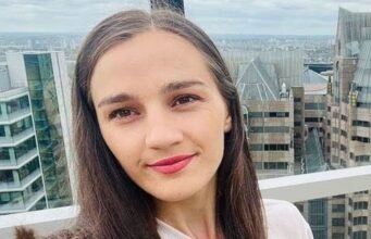 Mãe de três filhos torna-se a primeira mulher a ser extraditada da Grã-Bretanha para a Albânia para poder cumprir pena de prisão Mãe de três filhos torna-se a primeira mulher a ser extraditada da Grã-Bretanha para a Albânia para poder cumprir pena de prisão