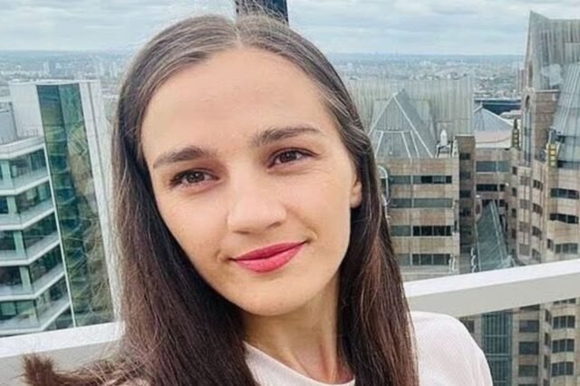 Mae-de-tres-filhos-torna-se-a-primeira-mulher-a-ser.jpg Mãe de três filhos torna-se a primeira mulher a ser extraditada da Grã-Bretanha para a Albânia para poder cumprir pena de prisão