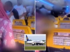Momento chocante: Passageiro britânico ‘bêbado’ é agarrado por policiais no avião da Ryanair após ‘recusar-se a sentar durante o pouso’ Momento chocante: Passageiro britânico 'bêbado' é agarrado por policiais no avião da Ryanair após 'recusar-se a sentar durante o pouso'