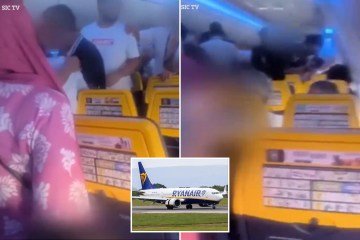 Momento-chocante-Passageiro-britanico-bebado-e-agarrado-por-policiais-no.jpg Momento chocante: Passageiro britânico 'bêbado' é agarrado por policiais no avião da Ryanair após 'recusar-se a sentar durante o pouso'