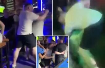 Momento chocante: Turista britânico briga com companheiro de viagem depois que ‘homem colocou os pés descalços no encosto de cabeça’ Momento chocante: Turista britânico briga com companheiro de viagem depois que ‘homem colocou os pés descalços no encosto de cabeça’