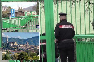 Momento humilhante em que o político tropeça e cai de cabeça em um vitral de valor inestimável Momento humilhante em que o político tropeça e cai de cabeça em um vitral de valor inestimável