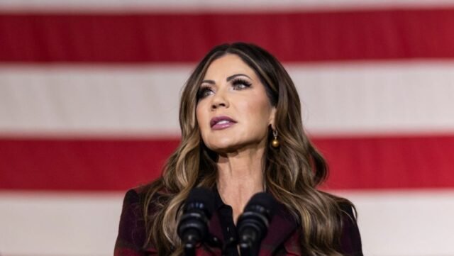 Noem anuncia bônus de US$ 10 mil para alguns funcionários da TSA após paralisação
