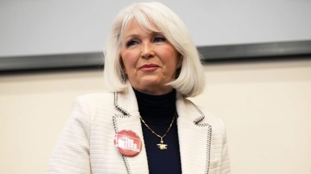 O-administrador-de-Trump-pretende-transferir-a-secretaria-eleitoral-condenada.jpg O administrador de Trump pretende transferir a secretária eleitoral condenada Tina Peters para custódia federal