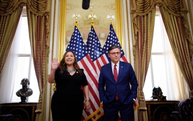 O escândalo de Epstein está crescendo como uma bola de neve
