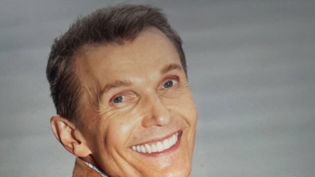 O guru de cuidados com a pele, Ole Henriksen, diz que sorrir para si mesmo no espelho é tão importante quanto seus soros
