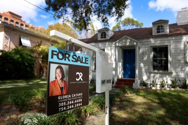 O que saber sobre as hipotecas de 50 anos propostas por Trump: NPR
