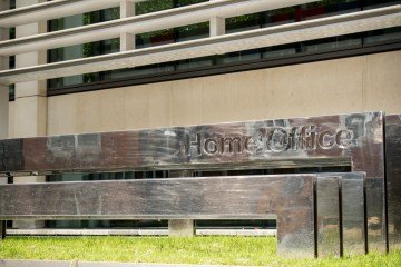 Salvei uma mulher grávida que viu o mundo pendurado na janela do Bataclan… agora somos como irmãos, diz sobrevivente no 10º aniversário Salvei uma mulher grávida que viu o mundo pendurado na janela do Bataclan… agora somos como irmãos, diz sobrevivente no 10º aniversário